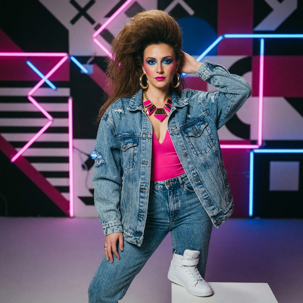 Neonowe studio lat 80. — geometryczne neony, tapir i marmurkowy jeans
